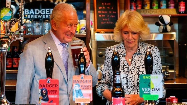El rey Carlos III apeló al humor y brindó con cerveza tras la derrota de Inglaterra: "Es un buen día para ahogar penas"