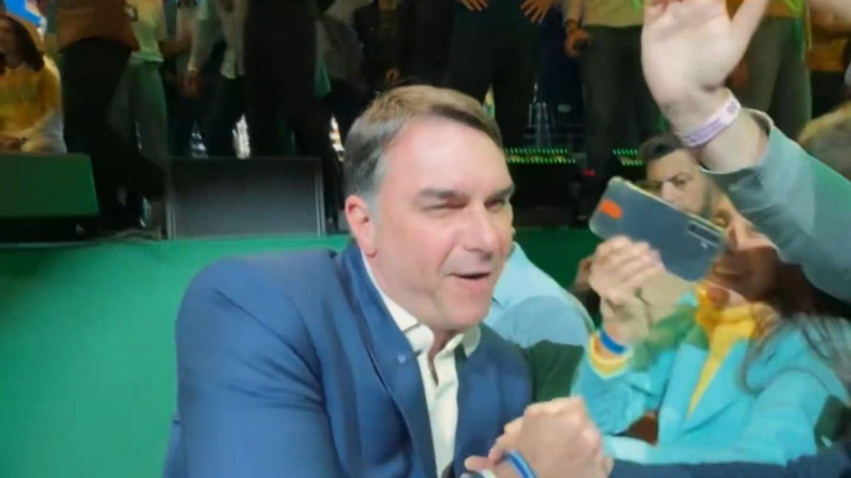 Heredero del bolsonarismo: Flávio se lanza a la presidencia de Brasil con el apoyo de Milei