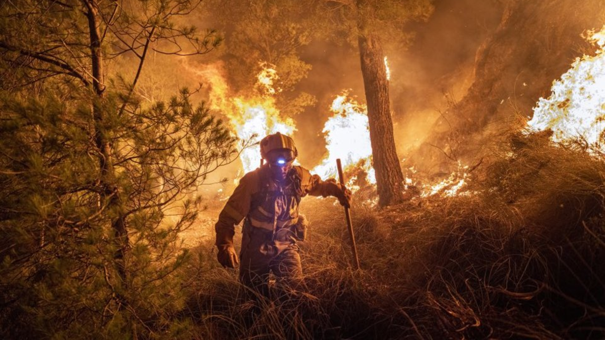 España arde: 90 mil personas atrapadas entre el fuego y el confinamiento