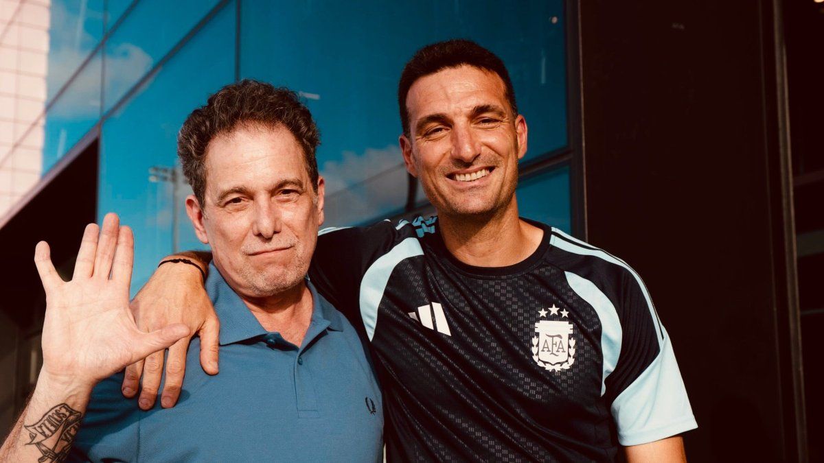 Invitado de lujo: Andrés Calamaro estuvo presente en el entrenamiento de la Selección argentina