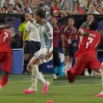 La furia del DT de Suiza por la expulsión de Breel Embolo ante Argentina: "Es completamente inaceptable"