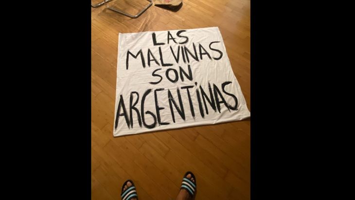 La historia detrás de la bandera de Malvinas que mostraron los jugadores tras la victoria contra Inglaterra