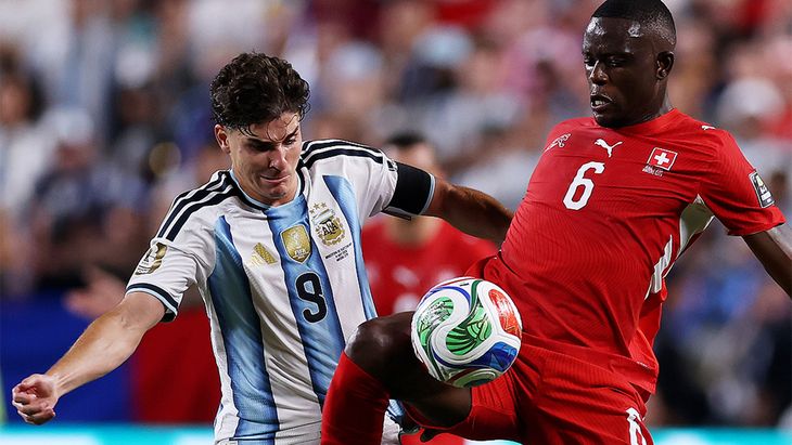La prensa suiza elogió a su selección, pero castigó a Embolo por la tarjeta roja