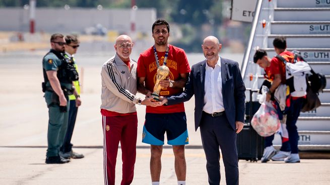 La selección de España festeja en Madrid con la Copa del Mundo: recorrido en colectivo colectivo descapotable y un escenario con bandas