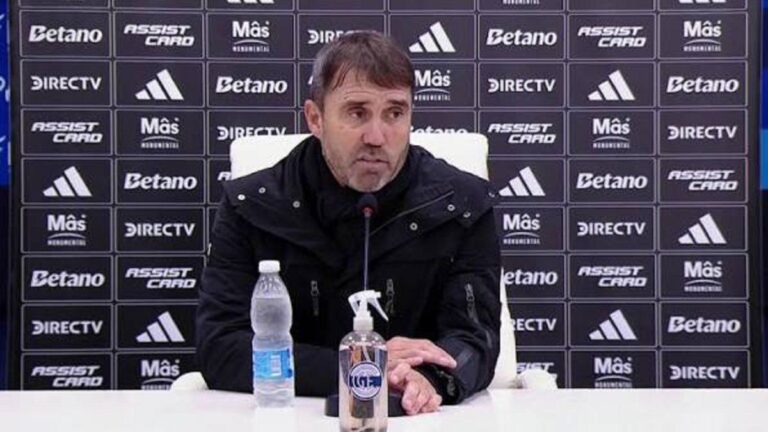 Las bombas de Chacho Coudet en conferencia: «Necesitamos 4 jugadores más» y «nunca me costó tanto hacer jugar a un equipo»