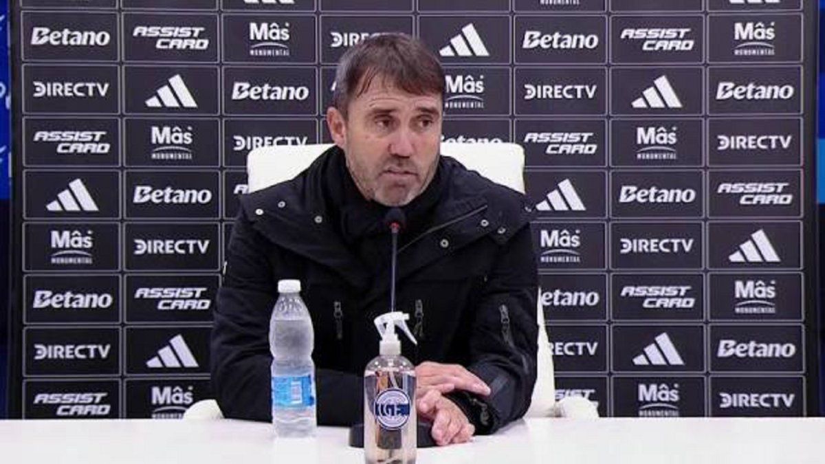 Las bombas de Chacho Coudet en conferencia: «Necesitamos 4 jugadores más» y «nunca me costó tanto hacer jugar a un equipo»