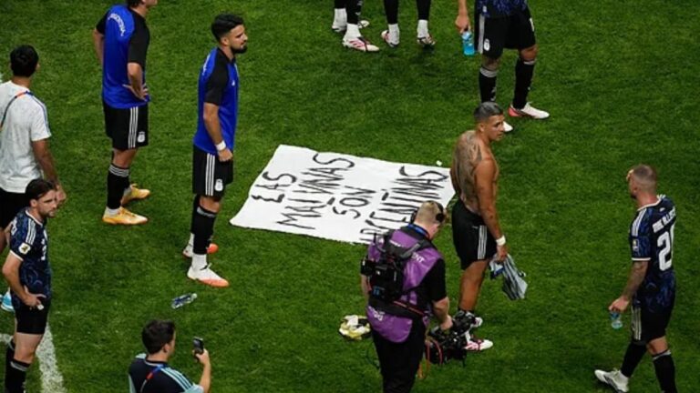 "Las Malvinas son argentinas": la bandera en el festejo de la Selección ante Inglaterra