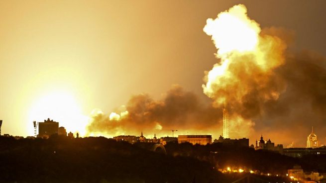 Un ataque ruso dejó al menos 26 muertos en Kiev en el momento más débil de Ucrania