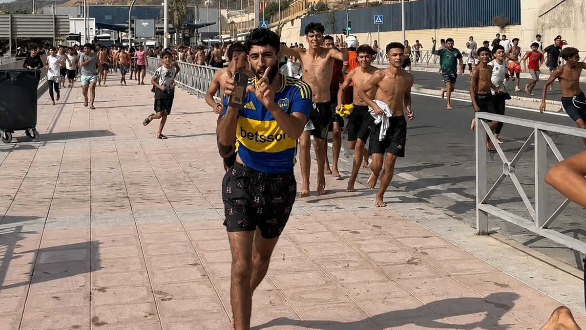 Un marroquí cruzó la frontera de Ceuta a España con la camiseta de Boca y su imagen explotó en redes
