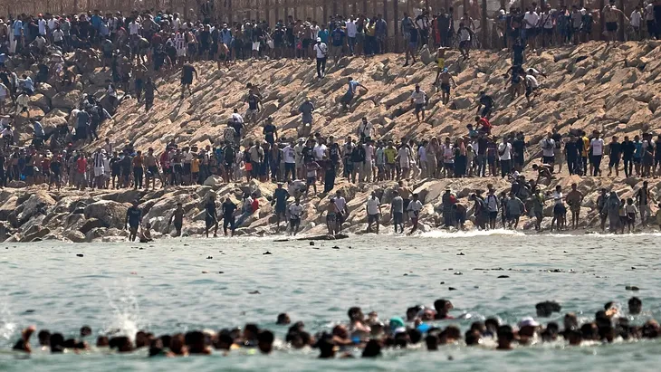 Crisis en Ceuta: España instaló una barrera flotante en la frontera con Marruecos mientras ascienden a 67 los muertos