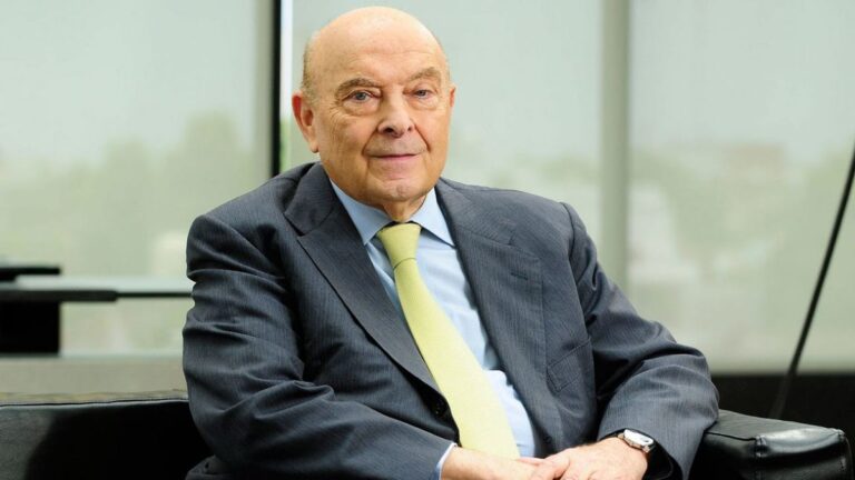 Domingo Cavallo pidió avanzar hacia la competencia de monedas y propuso declarar al dólar de curso legal