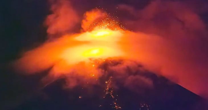 El dilema de los vecinos del volcán de Fuego en Guatemala entre huir o proteger sus casas