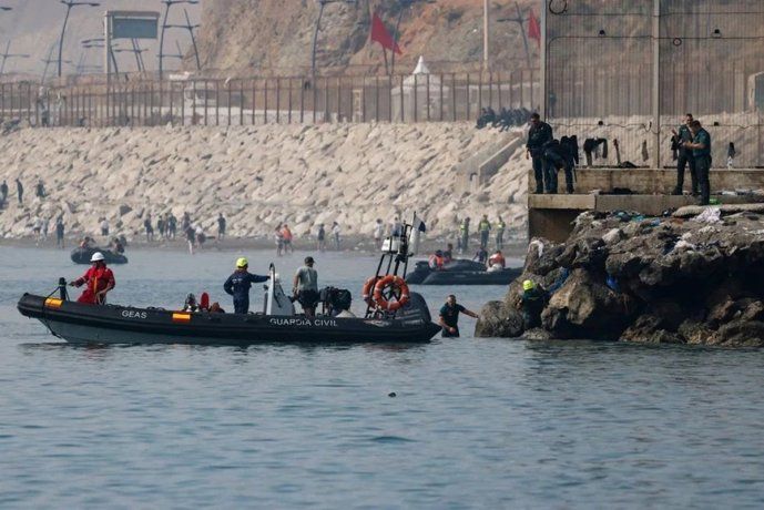 España acelera la identificación de los migrantes muertos en Ceuta mientras la cifra de víctimas asciende a 141