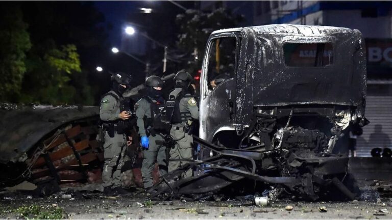 Explotó un coche bomba en Colombia a pocos días de la asunción de Abelardo de la Espriella: hay al menos 11 heridos