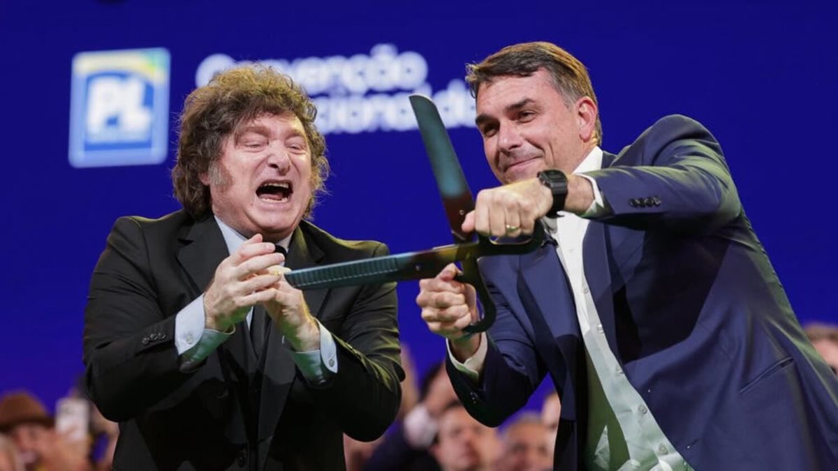 Flávio Bolsonaro culpó a Lula da Silva por la crisis con Argentina y respaldó a Javier Milei