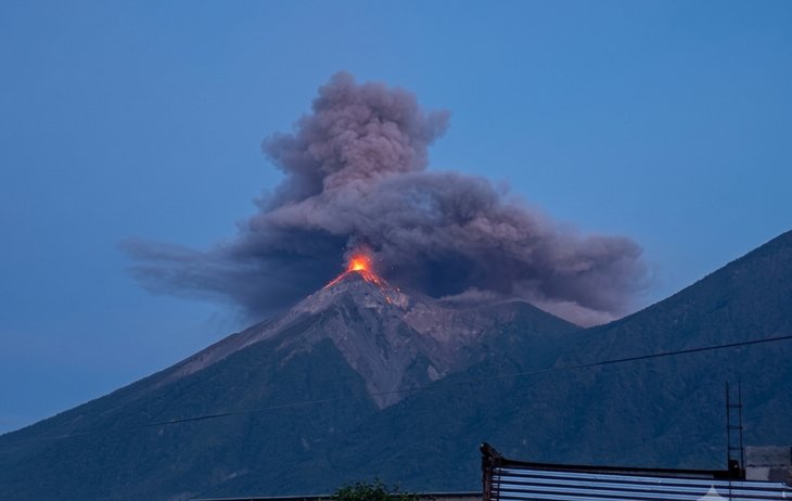 Qué se sabe del volcán de Fuego en Guatemala, ahora activo y con explosiones de lava