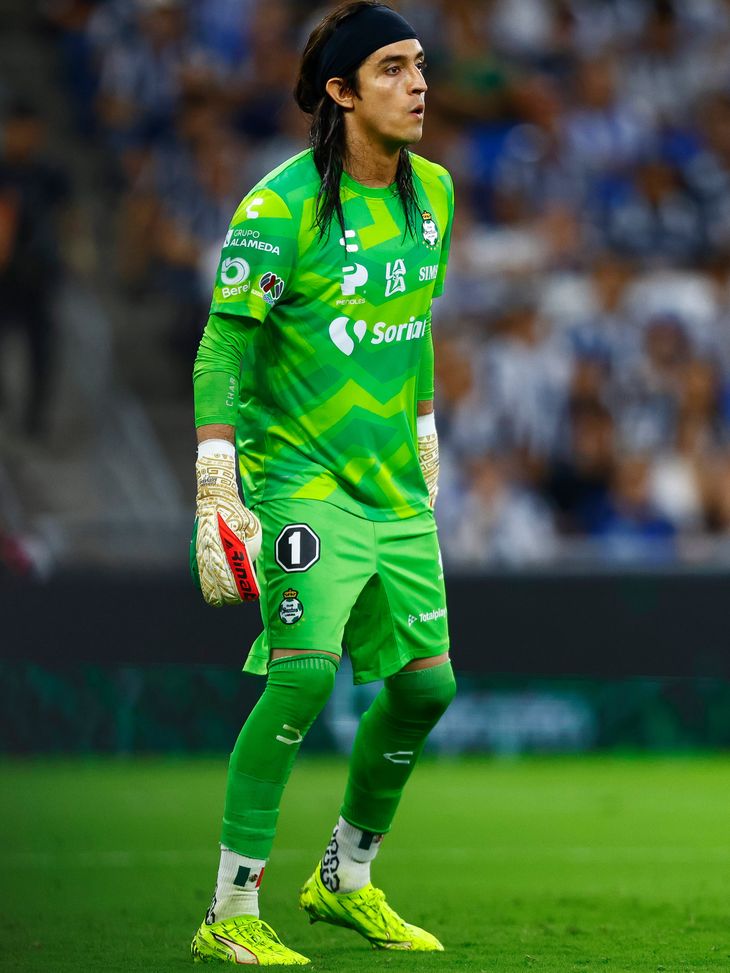 Se le descoció todo el uniforme: el insólito momento de un arquero mexicano en pleno partido