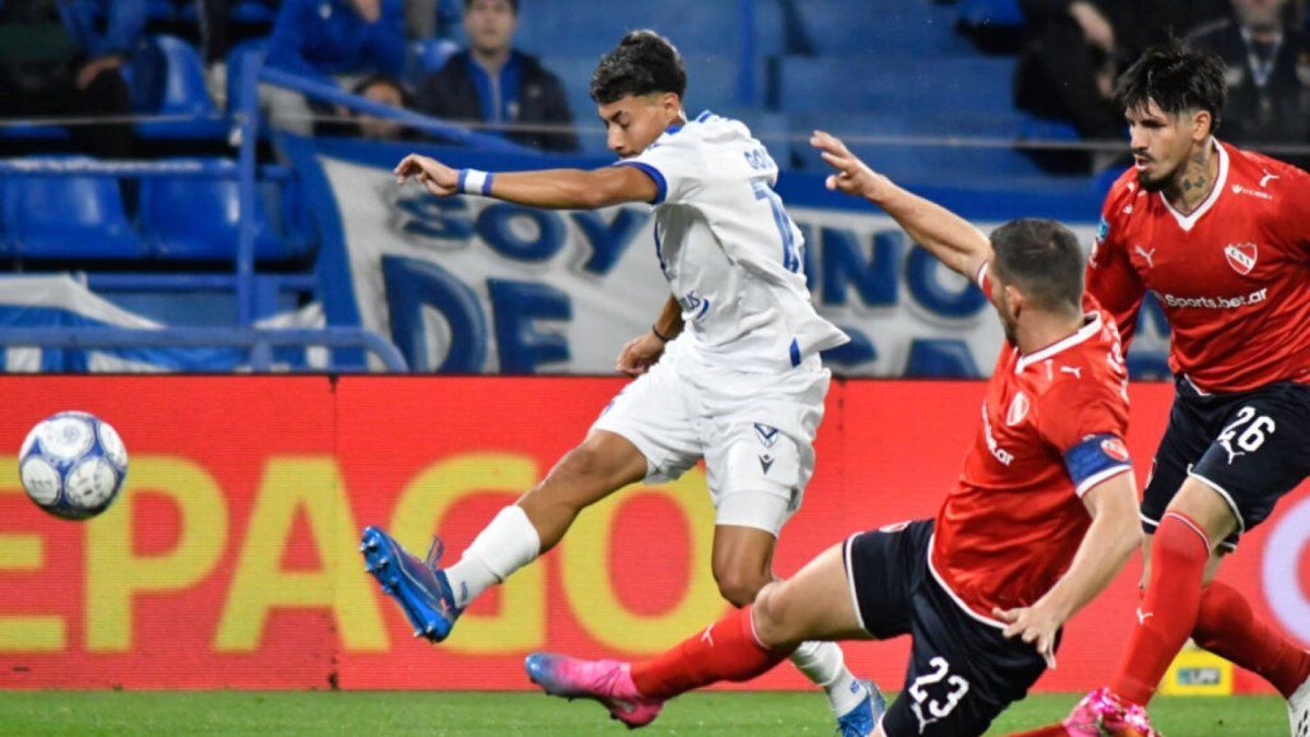 Vélez derrotó a Independiente y sigue como único líder de la Zona A