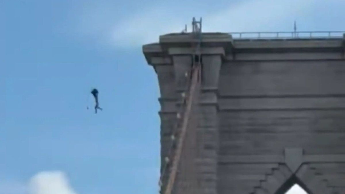 Video sorprendente: un hombre saltó desnudo desde el puente de Brooklyn con una mochila como paracaídas y sobrevivió